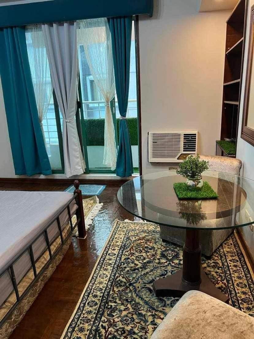 Millennium Plaza Hotel Макати Экстерьер фото